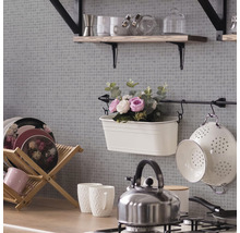 Keukenscène met planken, keukengerei, serviesgoed en decoratieve elementen