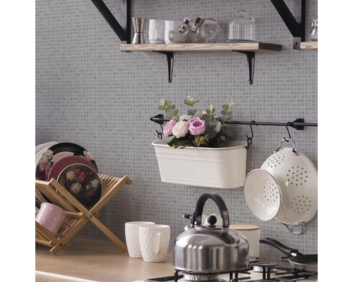 Keukenscène met planken, keukengerei, serviesgoed en decoratieve elementen