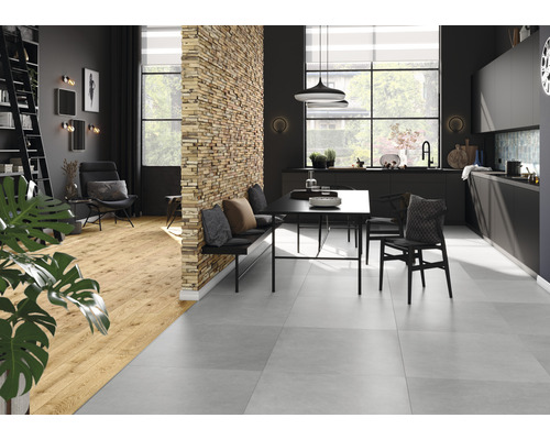Lichte woonkamer met eettafel, zitbank en stenen muur