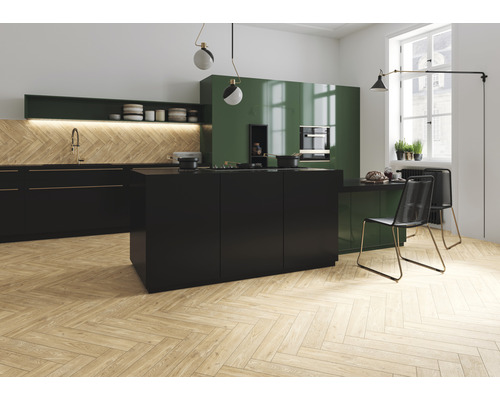 Moderne keuken met kookeiland, spoelbak en zitgelegenheid.