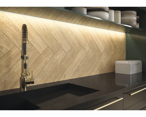 Keukenscène met gootsteen, kraan en houten wandpanelen in visgraatmotief