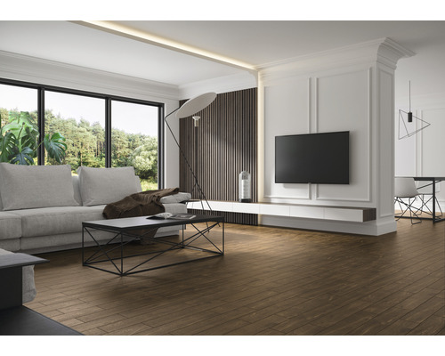 Lichte woonkamer met bank, tafel en houten vloer