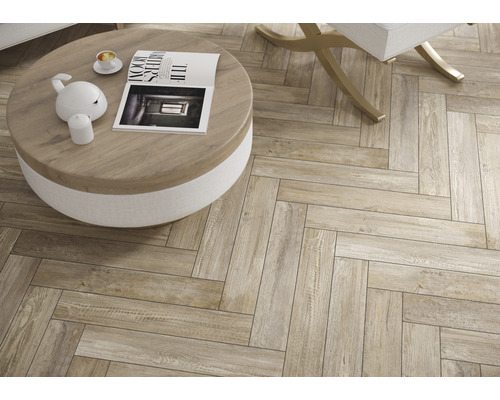 Afbeelding van een woonkamer met een vloer van tegels in houtlook in een visgraatpatroon.