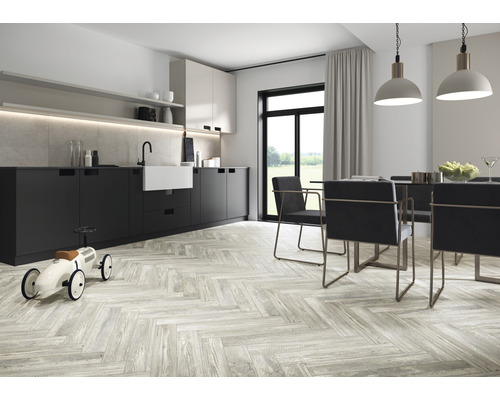 Moderne keuken met eettafel, stoelen en lichte houten vloer in visgraatmotief