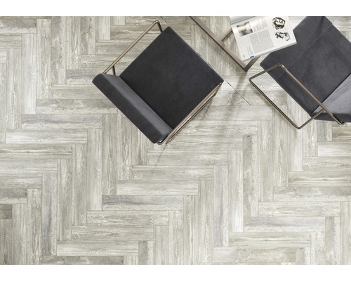 Overzicht van tegels in visgraatmotief met stoelen en tafel