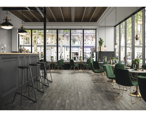 Interieur van een restaurant met bar, stoelen, tafels en grote ramen