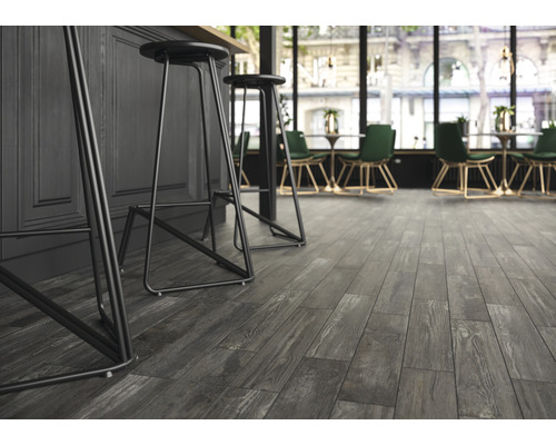 Interieurzicht met houten vloer en barkrukken