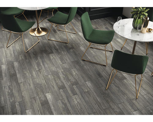 Scene met houtlook tegels, tafels en stoelen