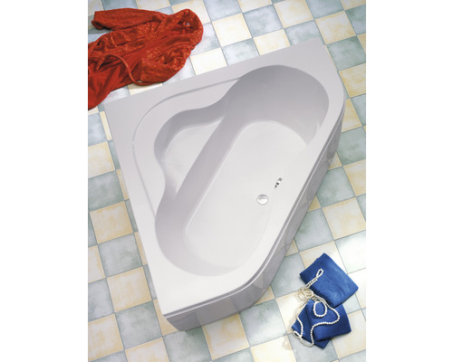 Hoekbad in badkamer met handdoeken en badjas