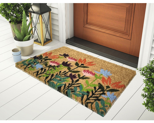 Kokosvezel deurmat met bloemmotief voor een voordeur.