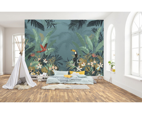 Lichte kamer met een fotobehang met jungle motief, bed en speeltent