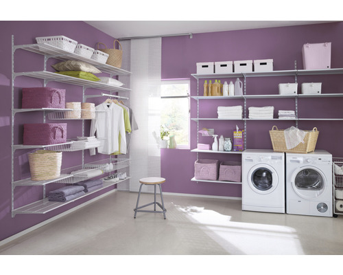 Lichte wasruimte met rekken, wasmachine en droger