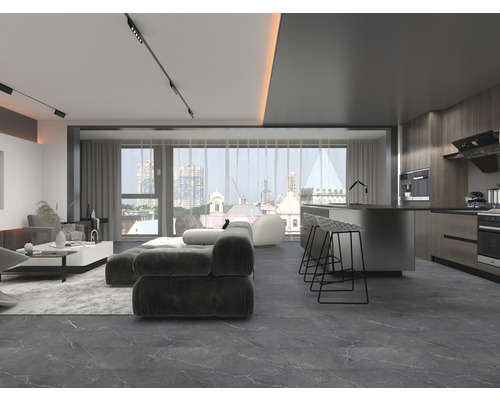 Interieurfoto van een woonkamer met keuken, bank en barkrukken