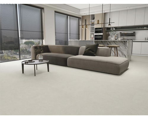 Lichte woonkamer met bank, salontafel en jaloezieën