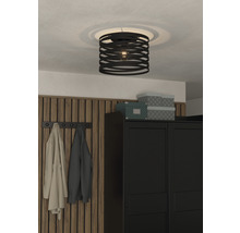 Zwarte plafondlamp in de hal.