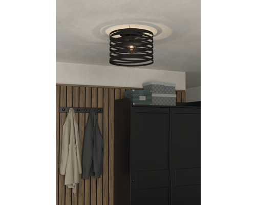 Zwarte plafondlamp in de hal.