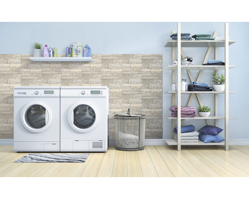 Wasruimte met wasmachine, droger, rek en wasmand voor wasgoedorganisatie