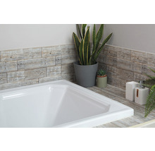 Badkamer scène met wit bad, wandpanelen in houtlook en decoratieve planten
