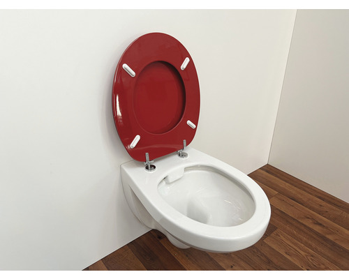 Wandcloset met rode toiletbril