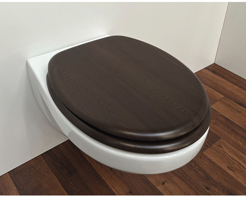 Wandcloset met houten toiletzitting