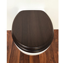 Houten toiletbril op een toilet