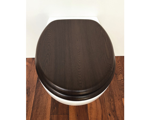 Houten toiletbril op een toilet