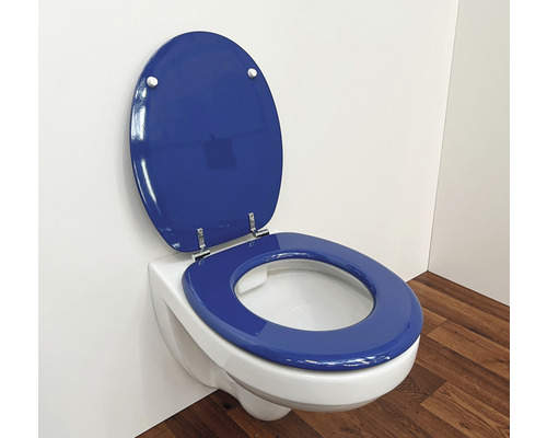 Wandtoilet met opengeklapte, gekleurde toiletbril
