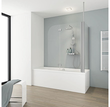 Badkamer met ligbad, glazen douchewand en handdoekradiator