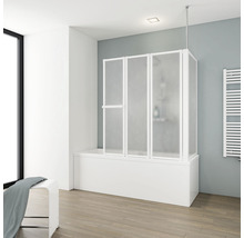 Badkamer met bad en douchewand met vouwwand