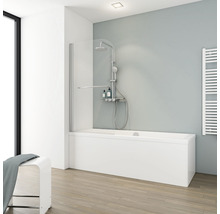 Moderne badkamer met ligbad, douchewand en handdoekradiator