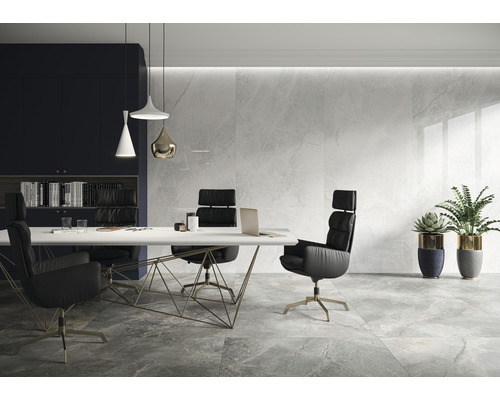 Moderne kantoorruimte met marmerlook tegelvloer, bureau en bureaustoelen