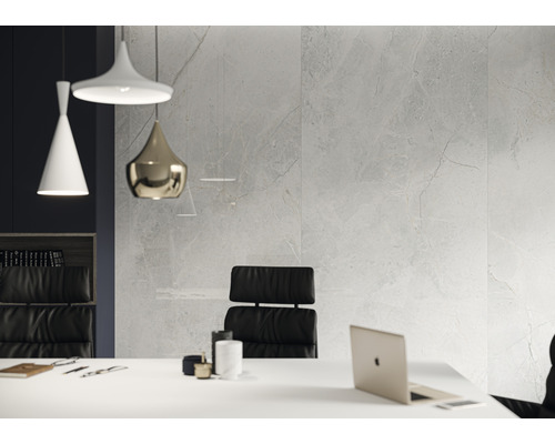 Kantoor met wandtegels in marmerlook, bureau en bureaustoel