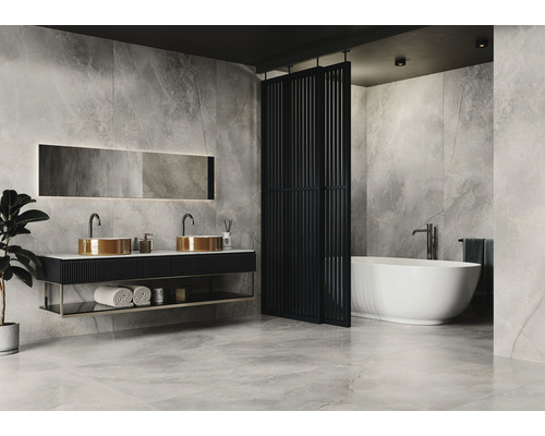 Moderne badkamer met dubbele wastafel, spiegel, ruimteverdeler en bad.