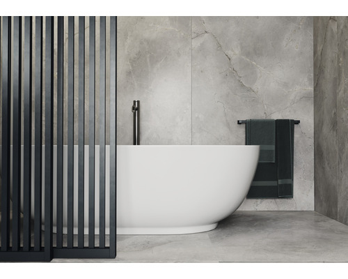 Badkamer met vrijstaand bad, kraan, handdoeken en ruimteverdeler