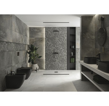 Moderne badkamer met grijze tegels, zwart bidet, toilet, wastafel en regendouche.
