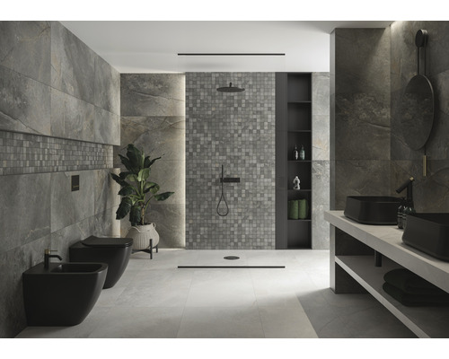 Moderne badkamer met grijze tegels, zwart bidet, toilet, wastafel en regendouche.