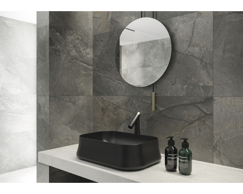 Moderne badkamer met opzetwastafel, spiegel en grijze wandtegels in marmerlook.