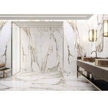 Moderne badkamer met marmeren tegels, douche en wastafel