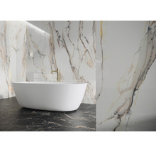 Moderne badkamer met vrijstaand bad, marmeren wanden en een donkere marmeren vloer.