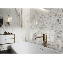 Moderne badkamer met mozaïektegels, ligbad en wastafel