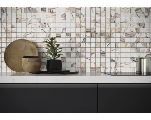 Gedetailleerde opname van een keuken met mozaïektegels in marmerlook als achterwand