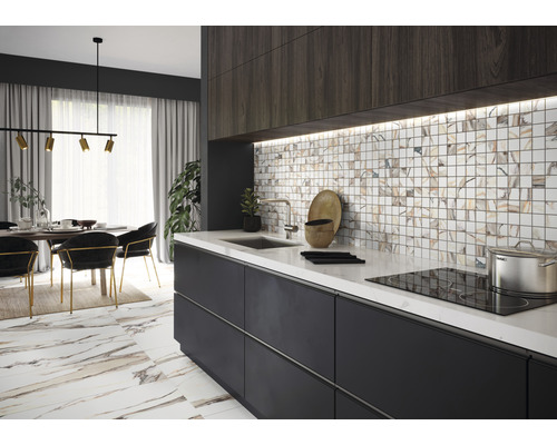 Moderne keuken met mozaïektegels, keukeneiland en eetgedeelte