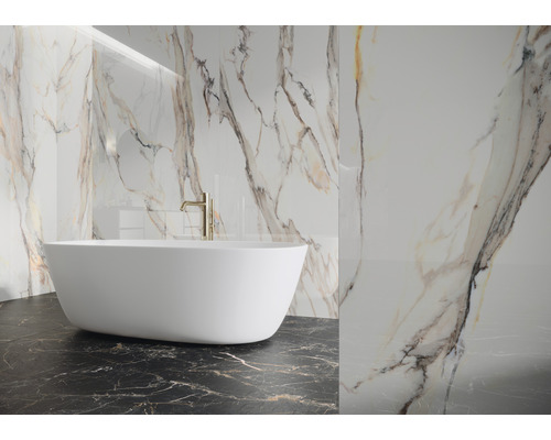 Badkamer met bad, kraan en tegels in marmerlook