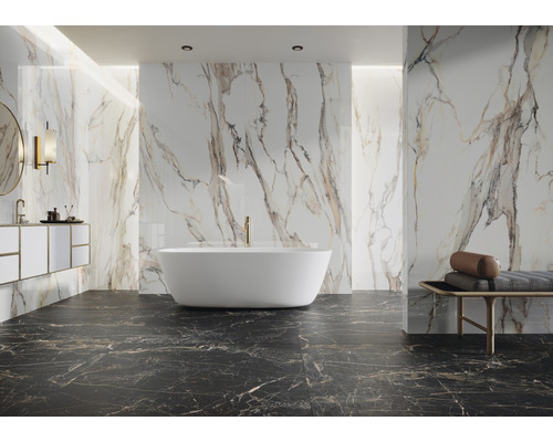 Lichte badkamer met bad, wastafel en marmeren tegels