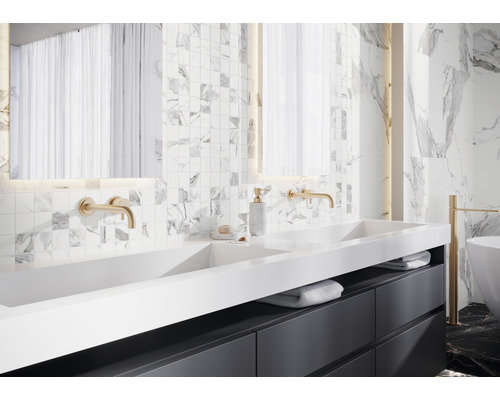 Lichte badkamer met dubbele wastafel, mozaïektegels en spiegels