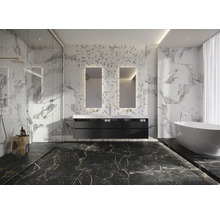 Lichte badkamer met douche, bad, wastafelonderkast en spiegels