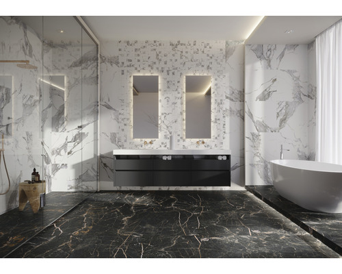 Lichte badkamer met douche, bad, wastafelonderkast en spiegels