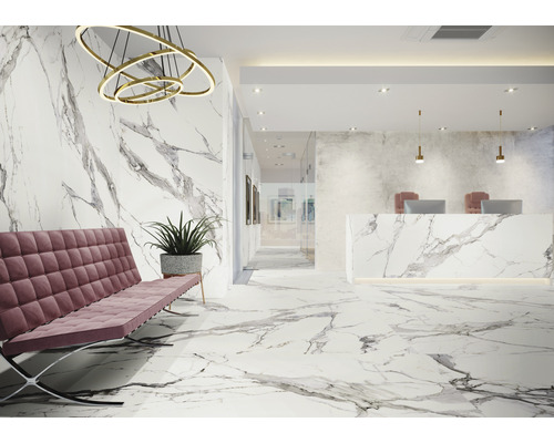 Interieur met marmeren tegels, receptie en zitgelegenheid