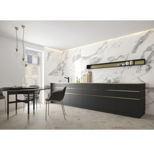 Lichte kamer met kitchenette, eettafel en stoelen