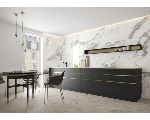 Lichte kamer met kitchenette, eettafel en stoelen